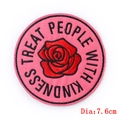Runder rosa Aufnäher mit Rosenstickerei und Treat People With Kindness Spruch 7,6cm - Rote Rose Slogan (PE5153CT)
