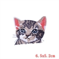 Gestickter Getigerte Katze Aufnäher mit blauen Augen, Maße 6,5x5,2 cm für Kleidung - Tabby Katzenbild (PE1676CT)
