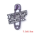 Detalle de parche bordado con cinta morada y texto You Are Safe With Me grabado - Pin Púrpura Diseño Safe With Me (PE5145CT)
