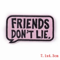 Roze geborduurde patch met Friends Don't Lie tekst in een tekstwolk ontwerp - Roze FRIENDS DON'T LIE Tekst (PE5176CT)