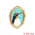 Borduurpatch van een pinguïn in vintage gouden lijst, maat 4,4x3,3cm voor kledingdecoratie - Pinguïn Kader (PE4614CT)