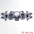 Écusson brodé punk gothique avec crânes et fil de fer barbelé en noir et blanc - Trois Crânes avec Fil Barbélé (DB0723CT)