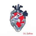 Detail van anatomisch hart borduurpatch met golven en 14,2x9cm maataanduiding - Anatomisch Hart Golf Boot Stijl (PE5101CT)