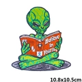 Groene buitenaardse geborduurde patch met Believe In Yourself tekst voor kleding - Lezende Alien (PE4749CT)