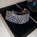 Nahaufnahme eines funkelnden mehrreihigen Strass-Armbands mit geometrischem Hohlmuster - Hohl Geometrischer Fünfreihiger Strass-Stil (51#) / Silber