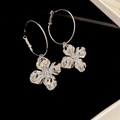 Übergroße silberne Creolen mit strukturierten Metallblumenanhängern im minimalistischen Stil - 36# Silberstift Plissierte Blumen-Stil / Silber
