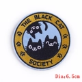 6,5 cm The Black Cat Society geborduurde patch met drie cartoon katten voor kleding - Zwarte Kat Vereniging Stijl (PE5229CT)
