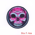 Bestickter Totenkopf-Aufnäher in Pink und Blau, runder Aufbügler mit 7,4 cm Durchmesser - Runder Rosa Und Blauer Totenkopf (PE5400CT)