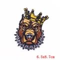 Detaillierte Bulldoggen-Stickerei mit goldener Krone und Stachelhalsband, 6.5x8.7cm - Krone Halsband Bulldogge (PE5537CT)
