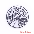 Toppa ricamata montagna e van Find Your Road 7.6cm distintivo avventura tondo per abiti - Stile Camper Avventura (PE5514CT)