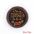 Toppa ricamata tonda da 7cm con citazione Have Courage & Be Kind e dettagli floreali - Stile Citazione Ispiratrice Rotonda (PE5460CT)