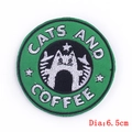 Detail van kattenborduurwerk met Cats and Coffee tekst op groene patch van 6,5 cm - Kat Koffie Stijl (PE5228CT)
