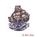 Patch ricamata orso punk muscoloso per vestiti con dettagli cuciti e misura 6,6x7,8 cm - Stile Orso Muscoloso Ruggente Street (PE5683CT)