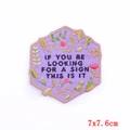 Detalle de un parche bordado hexagonal con flores y cita motivadora sobre un fondo blanco - Parche con Soporte Adhesivo / Letrero Floral Hexagonal (PE5509CT)