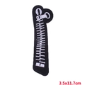 Dettaglio della toppa ricamata a cerniera bianca e nera 3,5x11,7cm per abbigliamento - Stile di Cerniera Fallica (PE2460CT)