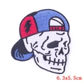 Punk Totenkopf Stickerei Aufnäher 6,3x5,5cm für Kleidung DIY Dekoration Patch - Totenkopf Mit Baseballkappe (PE5275CT)