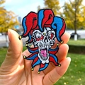 Detail van kleurrijke punk schedel clown borduurwerk patch met dichte steken voor kleding - Schedel Clown Stijl(PE5678CT)