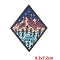 Parche bordado camping en forma de rombo con escena Van Gogh montaña 9,3x7,2cm - Aventura al Aire Libre Rombo (PE3397CT)