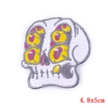 Mehräugiger Totenkopf-Stickaufnäher in Gelb und Weiß, Größe 4,8x5cm für DIY-Kleidung - Mehräugiger Totenkopf-Stil (PE5269CT)