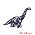 Détail de l'écusson brodé squelette de dinosaure avec marquage 10,3x7,4 cm - 10.3x7.4cm / Style Squelette de Dinosaure à Long Cou(PE5865CT)