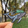 Detaillierter Stickaufnäher einer Wal-Insel mit Palmen und Zelt für DIY-Kleidung - Kreativer Wal Insel Stil (PE5907CT)