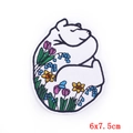 Detalle de parche bordado de oso con motivos florales y margaritas, de 6x7,5 cm - Parche con Soporte Adhesivo / Silueta de Oso Durmiendo (PE5676CT)