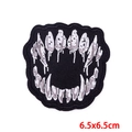 Patch ricamata punk labbra farfalla con design a denti affilati su tessuto nero 6,5x6,5cm - Zanne Appuntite Nere (PE6736CT)