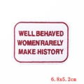 Parche feminista bordado con letras rojas sobre fondo blanco para decoración de ropa - Estilo Lema Motivacional Borde Rojo (PE5872CT)