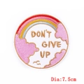 Nahaufnahme des 7,5 cm runden Regenbogen-Aufnähers mit Don't Give Up Motivationsspruch - Regenbogen Wolke Slogan (PE5874CT)