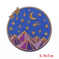 Aufbügelpatch mit Sternennacht-Stickerei und Bergen für DIY-Kleidung 6.8x7cm - Geometrischer Stern Mond Berg (PE5952CT) / Aufnäher mit Kleberückseite