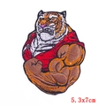 Dettaglio ravvicinato della toppa ricamata testa di tigre con braccia muscolose per fai da te - Stile Testa di Tigre Muscolosa (PE5975CT)