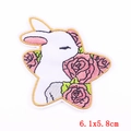 Bestickter Aufbügler mit weißem Hasen und rosa Blumen, Größe 6.1x5.8cm für Kleidung - Kaninchen-Rosen-Stil (PE6076CT)