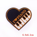 Écusson brodé en forme de cœur I Love Piano avec bord jaune pour vêtements, 6.9x6.2cm - Style Cœur Piano (PE6140CT)
