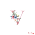 Patch thermocollant lettre V fleurie avec texture rose métallique et fleurs 7x7cm - Style Lettre V (TH3970)