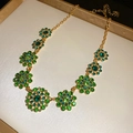 Collar vintage chapado en oro con diamantes de imitación verdes y colgantes florales - Collar / Verde