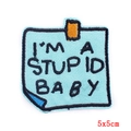 Toppa ricamata blu con testo nero I'M A STUPID BABY per giacche e vestiti - Post-it Stupid Baby (PE6222CT) / Autoadesivo