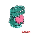 Parche bordado de dinosaurio verde con corazón rosa para chaquetas denim, 5,2x7cm - Estilo De Dinosaurio Verde Sosteniendo Un Corazón (PE8743CT)