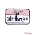 Toppa ricamata rosa con scritta 'HELLO I'M cuter than you', misura 7x4,5cm - Targhetta Nome Rosa Hello I'M Cuter (PE6241CT) / Autoadesivo