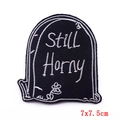 Toppa ricamata a forma di tomba Still Horny con fiori per decorazione abbigliamento - Lapide Nera Still Horny (PE6211CT)