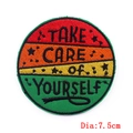 Toppa ricamata arcobaleno 7,5cm con slogan Take Care of Yourself e dettagli di stelle - Slogan Tondo TAKE CARE OF YOURSELF (PE6215CT) / Autoadesivo