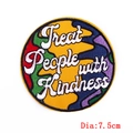 Écusson brodé rond 7,5cm multicolore avec texte Treat People with Kindness brodé - Style Texte Traitez Les Gens Avec Gentillesse(PE6152CT) / Diamètre 7.5cm