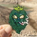 Embroidered green alien patch with crown and dreadlocks, 6.5x4.5cm DIY apparel decor - Dreadlocks Alien Style (PE5932CT)
