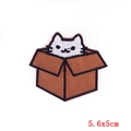 Bestickter Aufnäher weiße Katze im Karton für DIY Kleidung Größe 5,6x5cm Design - Katze im Karton Stil (PE6150CT)