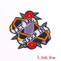 Dettaglio della toppa a bara con fiori rossi e ricamo Let Me Sleep In testo - Bara Nera LET ME SLEEP IN (PE6068CT)