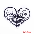 Toppa ricamata a cuore di teschio stile punk con testo Love Life e retro adesivo - Stile Cuore Teschio B&N (PE6033CT)