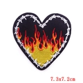 Écusson brodé cœur flamme style punk avec bords épines pour vêtement, 7.3x7.2cm - Cœur de Flamme Épines (PE6540CT)