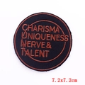 Patch ricamata rotonda con testo Charisma Uniqueness Nerve Talent su twill nero - Slogan Rotondo (PE6178CT) / Autoadesivo