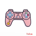 Dettaglio del ricamo controller rosa con scritta FONY e scala dimensionale 7x5cm - Controller di Gioco FONY / PE5958CT