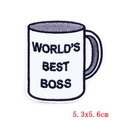 Détail de l'écusson brodé World's Best Boss avec bordure noire et fond en sergé - 5.3x5.6cm