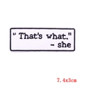 Écusson brodé rectangulaire avec citation That's what she en style machine à écrire - 7.4x3cm